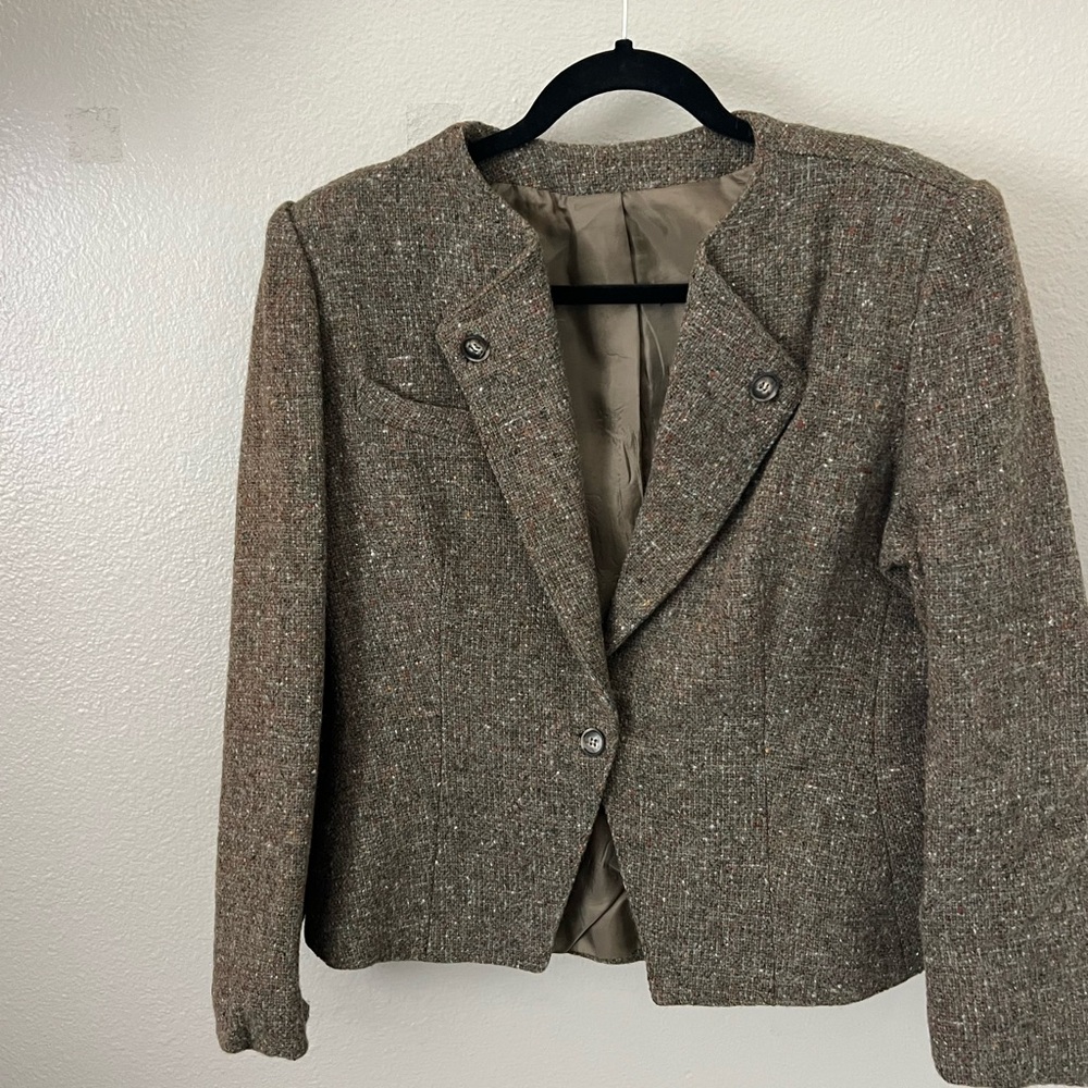 Brown Tweed Blazer with Notched Lapel and Structured Shoulders